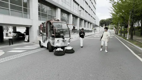 Autonomous road-sweeping vehicle moving during a campus driving test