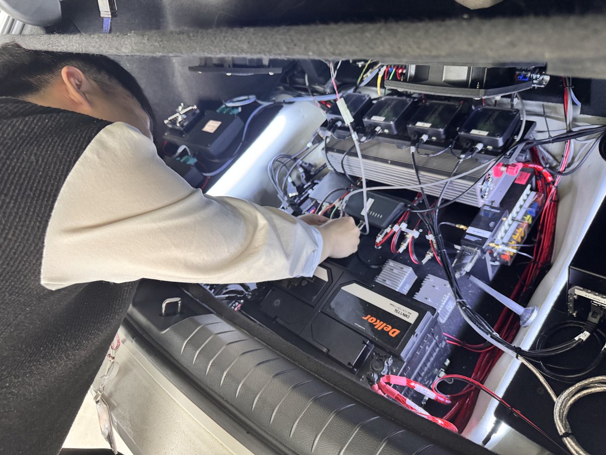 Vehicle trunk computing and wiring setup for the autonomous-driving test platform