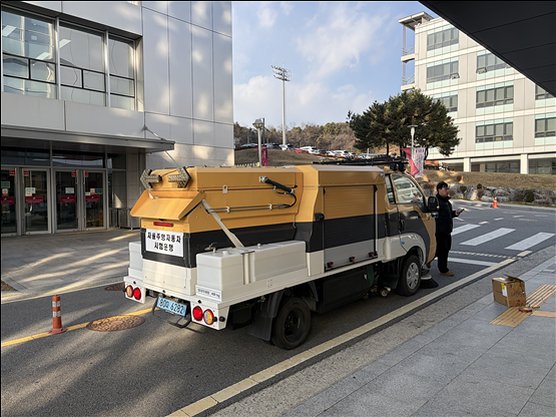 Autonomous road-sweeping vehicle for TDP and validation-scenario documentation
